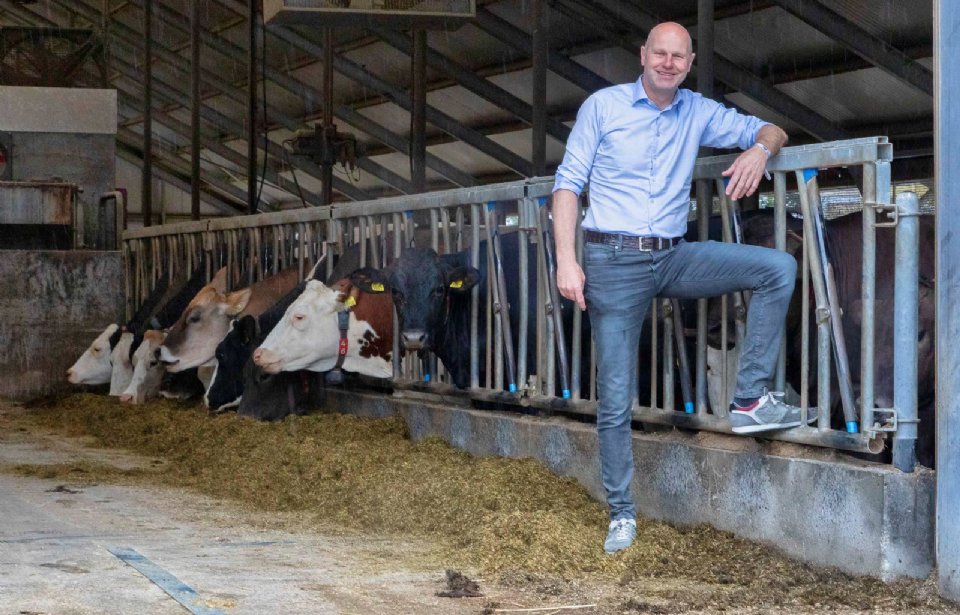 Bedrijfsgegevens Naam: Erik Back Plaats: Lutten (OV) Bedrijf: Future Farm Grootte: 160 stuks melkvee plus jongvee. Het bedrijf is uitgegroeid tot een kennis- en innovatiehub voor circulaire rundveehouderij. Daarnaast omvat Future Farm een adviesbureau, winkel, overnachtingsfaciliteit en worden er rondleidingen gegeven.