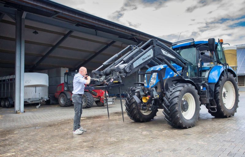 Zijn vader is 83 en huppelt nog vrolijk mee. 'Hij is van een andere generatie. Mijn vader heeft gemolken met de hand, gezaaid met de hand en geploegd met paard. Daar kan ik mij niets bij voorstellen. We hebben het vaak over transities en veranderingen, maar wat zij hebben meegemaakt in hun tijd, is ook een systeemverandering geweest. Dat was een verandering van honger naar nooit meer honger', zegt Back.